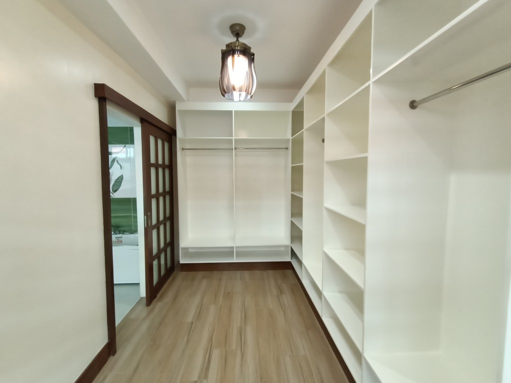 walk-in closet