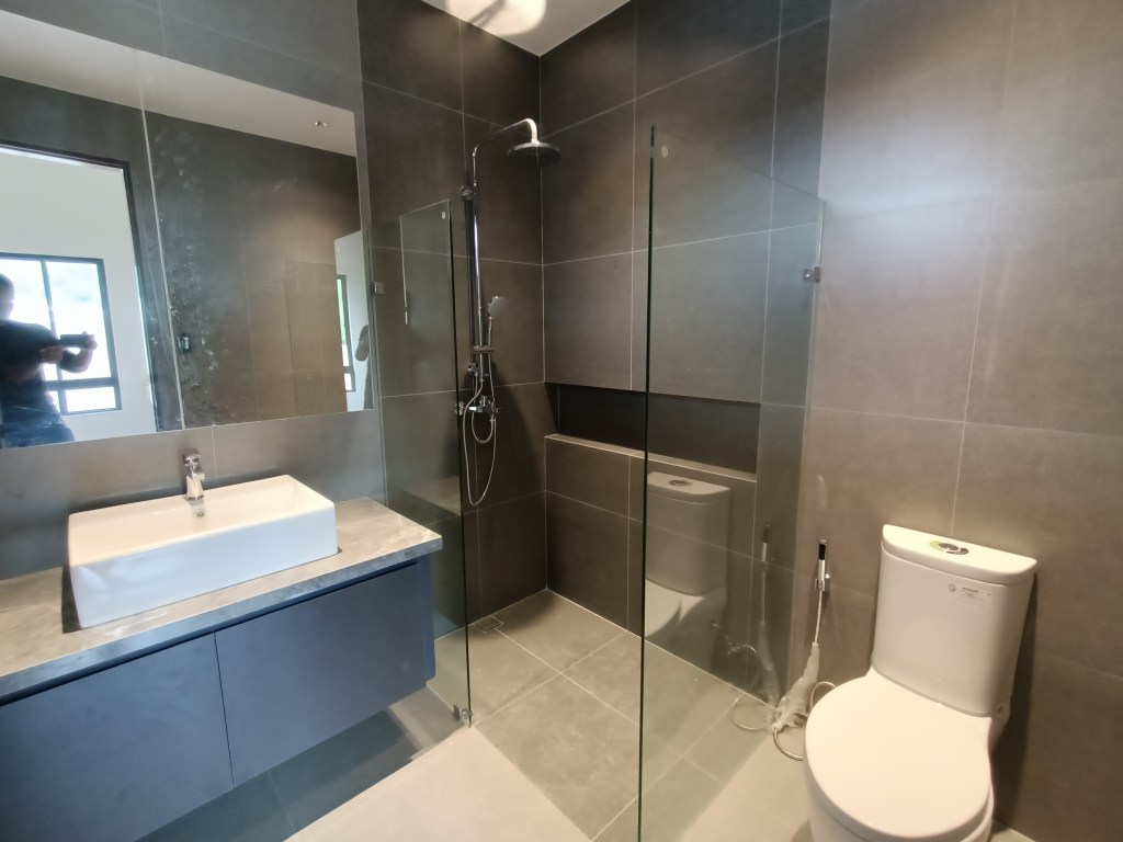 toilet & bath