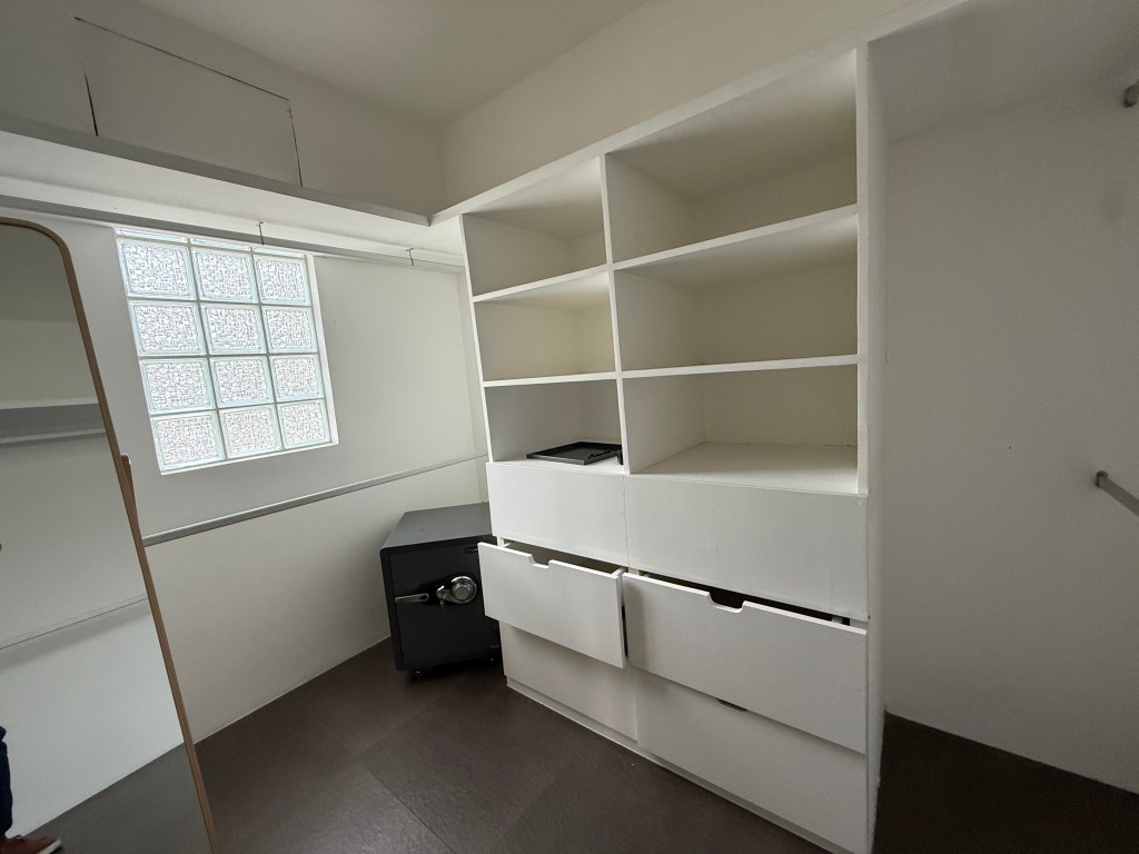 walkin closet